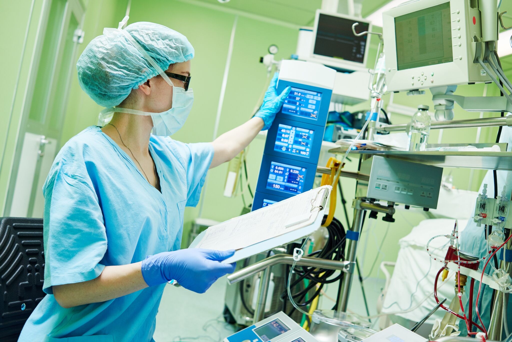 Tecnólogo quirúrgico preparándose para la cirugía